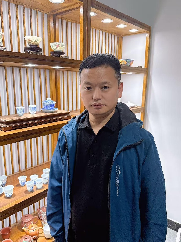 劉清華（國瓷紅葉畫院副秘書長(zhǎng)）